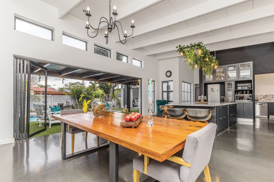 5 Bedroom Property for Sale in Mikro Park Western Cape